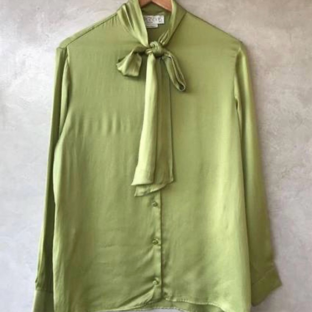 Gucci bow tie blouse, S.

worn once, excellent condition

100% silk